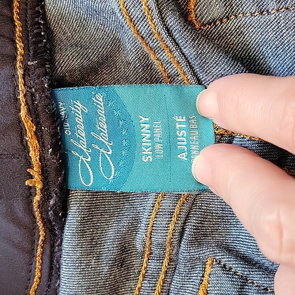Old Navy low panel maternity skinny jeans - Picture 2 of 3